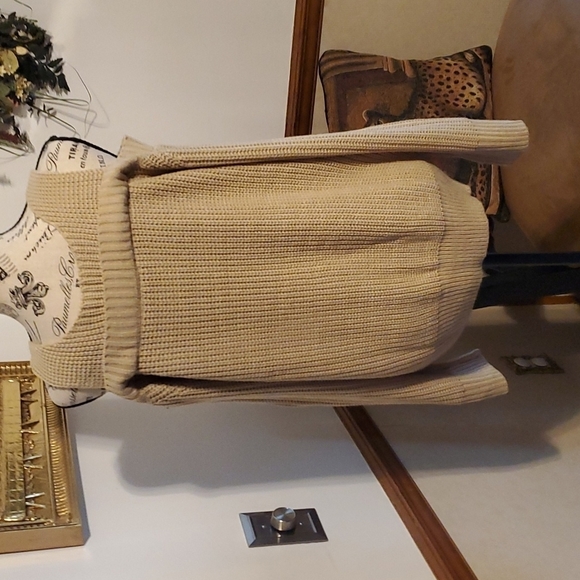 COLD SHOULDER SWEATER NWOT - Picture 3 of 8